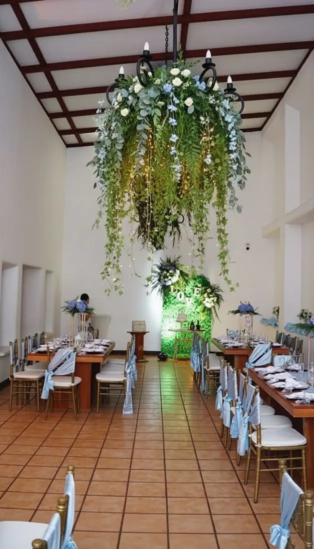 Salón con candelabro floral colgante y mesas imperiales