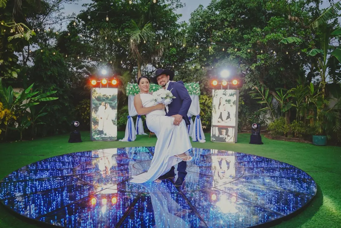 Carpa en el jardín con luces colgantes al anochecer