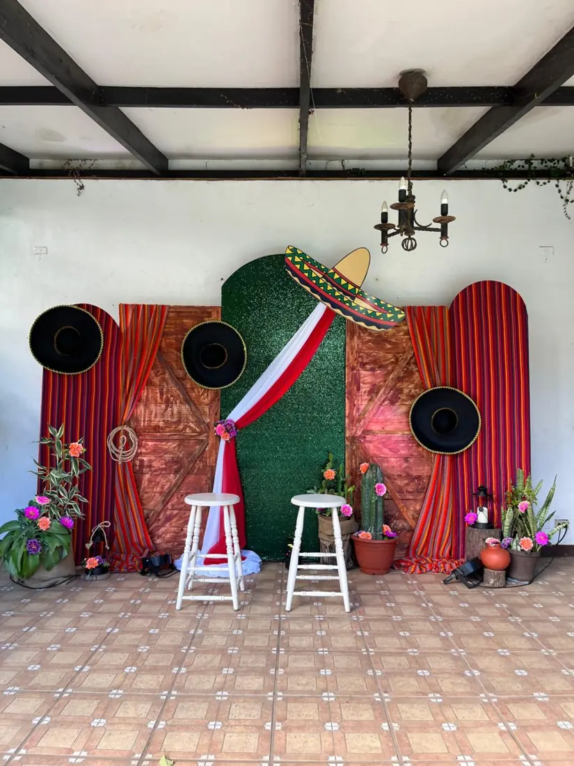 Backdrop de fiesta mexicana con sombreros, sarapes y cactus