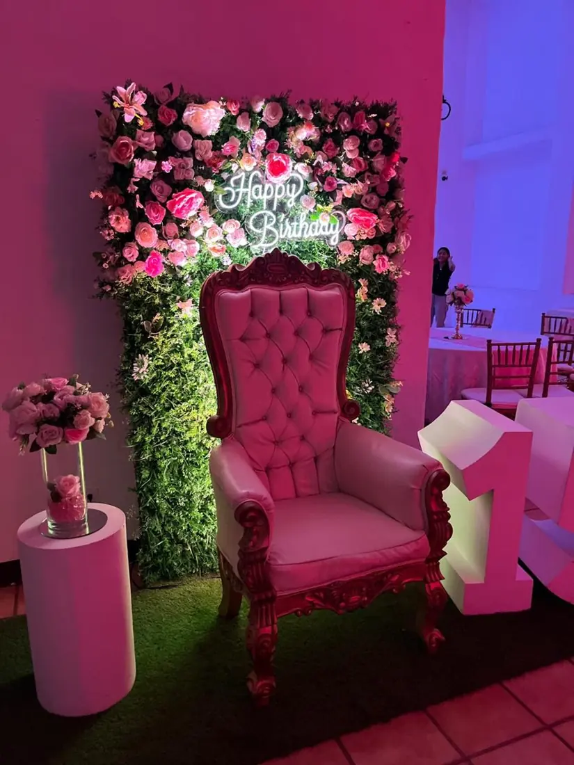Rincón de XV años en el jardín con cortinas celestes, reloj antiguo y trono
