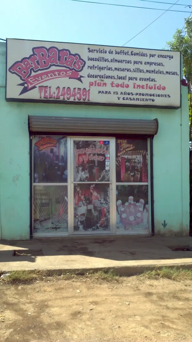 Fachada del primer local de Bárbara’s Eventos, con su rótulo original y vitrinas de Ztar Three